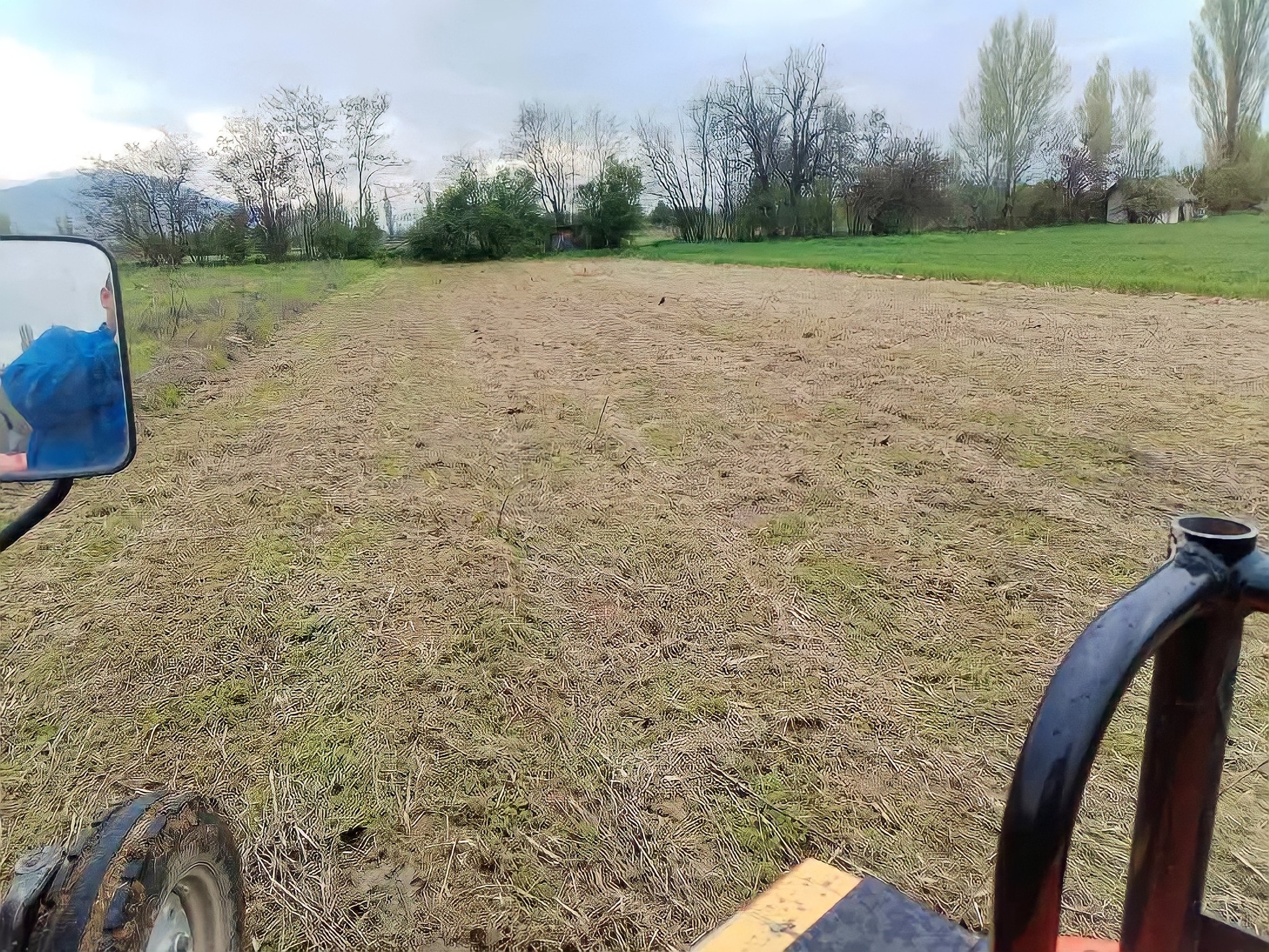 Продавам земјиште од 1096 м2 во Долно Лисиче