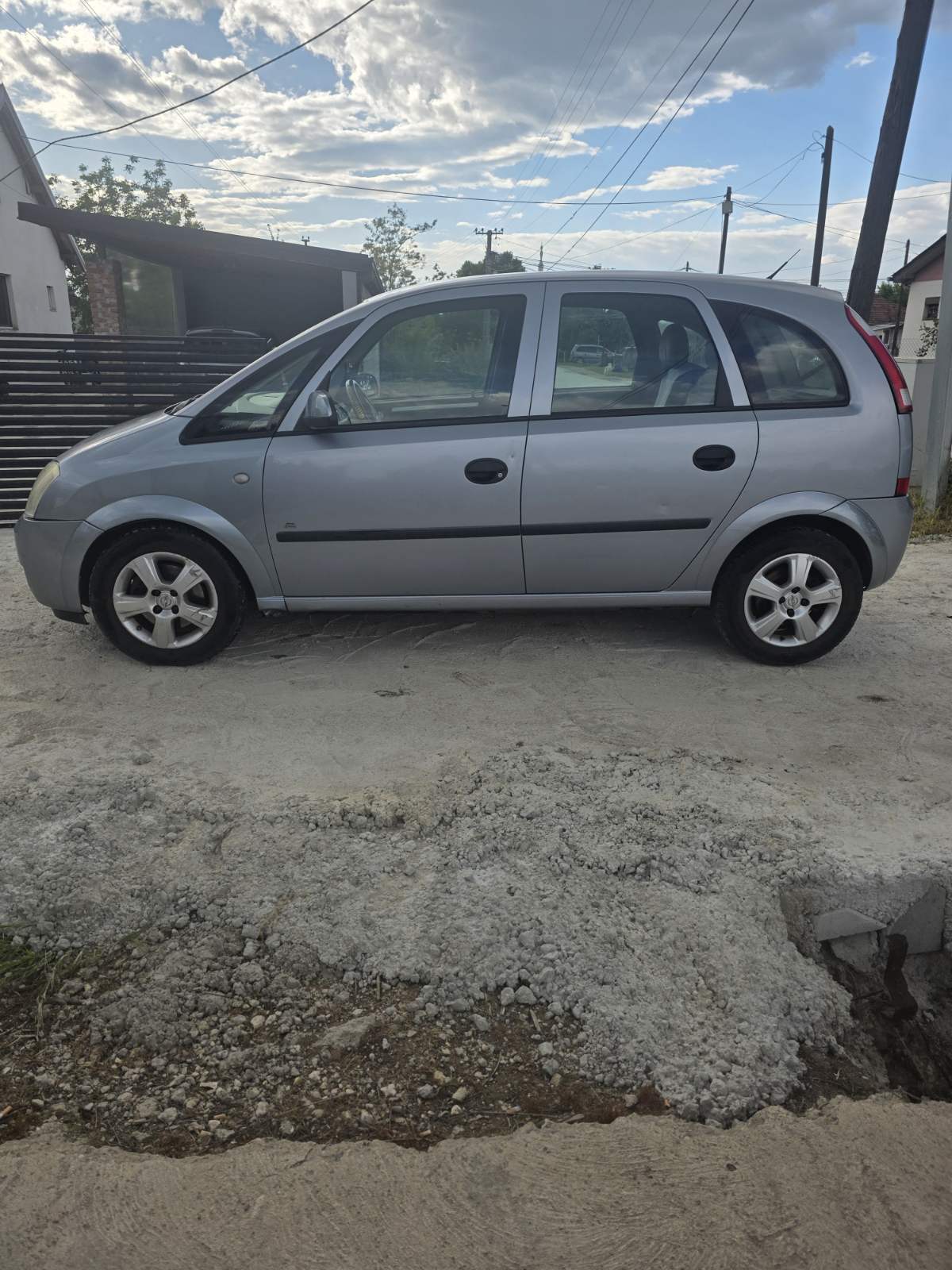 Opel meriva 1.6 2005 god 2300 cenata ne e fiksna