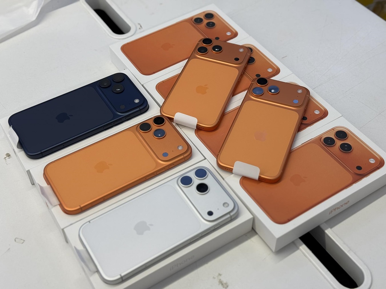 Оригинал, Нов Apple iPhone 17 Pro Max, iPhone 17 Pro, iPhone 17, iPhone Air, iPhone 16 Pro Max, iPhone 16 Pro, iPhone 16, iPhone 16 Plus, iPhone 15 Pro Max, Samsung Galaxy S26 Ultra , Samsung Galaxy S26 